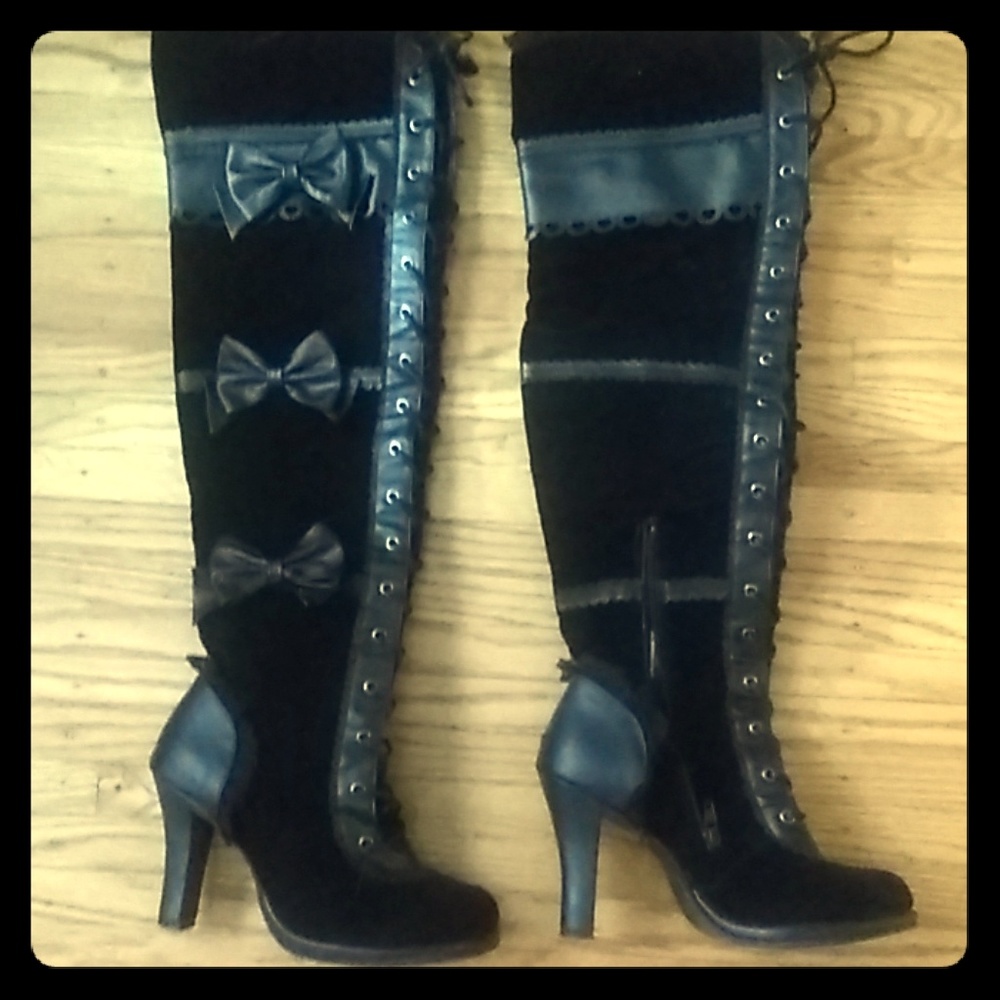 Black bow thigh highs